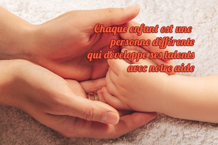 Main d'enfant dans la main d'un adulte
