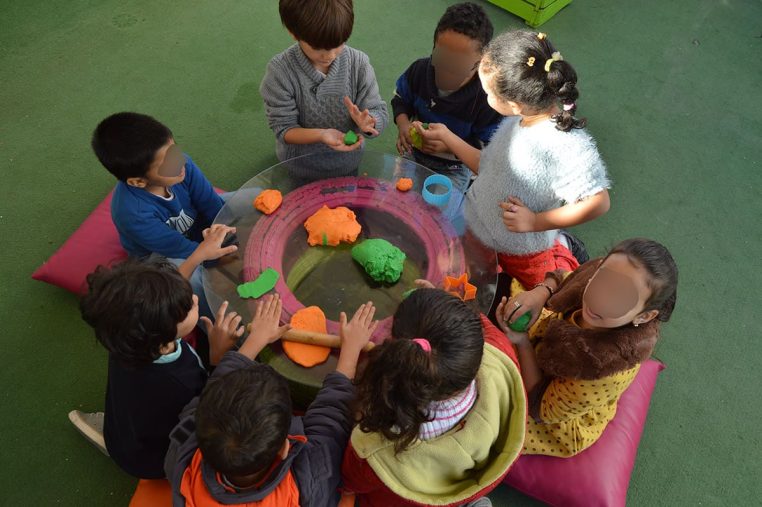 Petit groupe d'enfants autour d'une table