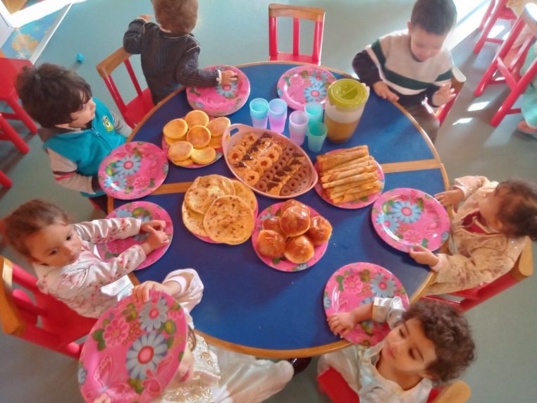 Enfants autour de la table